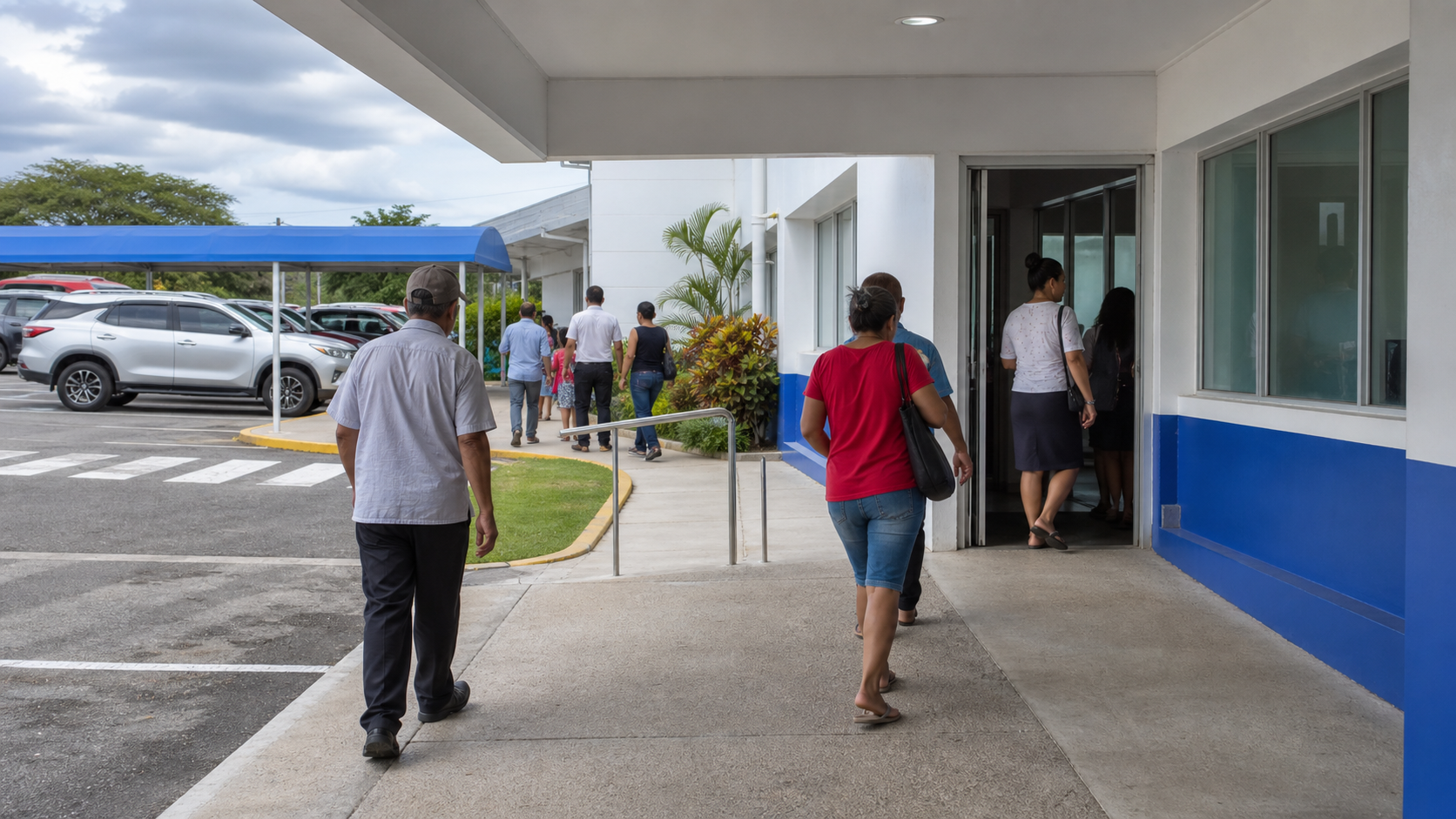 Patients arriving at a regional health clinic in Las Tablas.